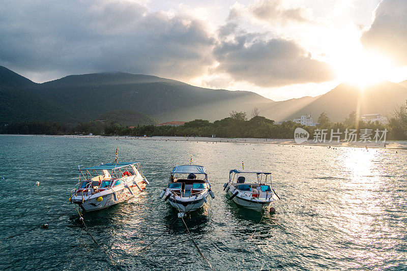 越南和平的Con Dao岛，是越南海岛的天堂。海景，有波浪，有海岸线，有晴朗的天空和道路，有蓝色的大海，有游客和山